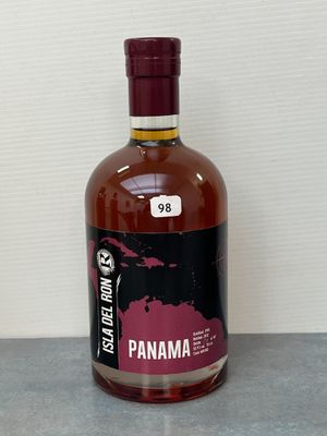 une bouteille de vin posée sur un comptoir