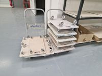 Lot comprenant 1 table d’atelier, 3 étagères et leurs conten… (photo 3)