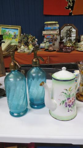 Deux siphons en verre coloré et étain, J. Guyot et G. Lhopiteau, ...