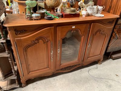 Buffet en enfilade en merisier ouvrant par 3 vantaux