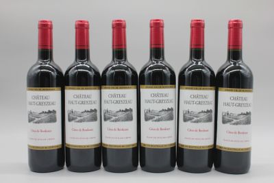 six bouteilles de vin rouge sont alignées