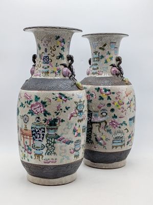 deux vases posés côte à côte sur une surface blanche