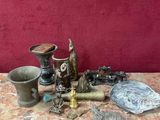 une table sur laquelle se trouvent divers objets et un mur rouge
