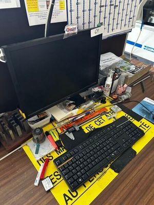 un bureau d'ordinateur équipé d'un clavier et d'un écran