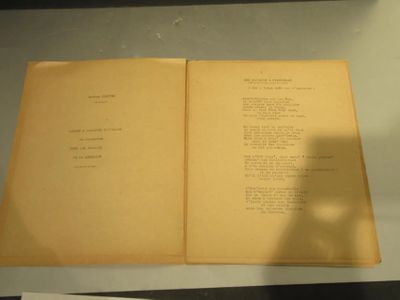 un livre ouvert posé sur une table recouverte de papiers