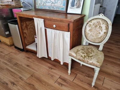 une chaise placée devant une armoire