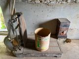 un seau posé sur une étagère en bois près d'un mur