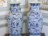 une paire de vases bleus et blancs posés sur une table en bois