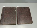 deux vieux livres posés sur une table blanche