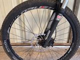 gros plan d'une bicyclette garée devant un bâtiment