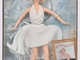 La poupée se trouve dans la boîte sur laquelle figure une photo de Marilyn Monroe.