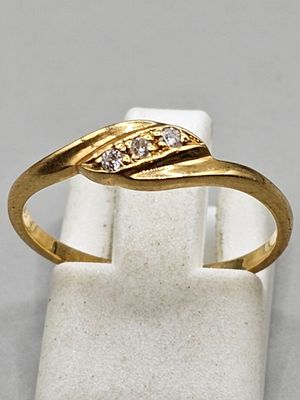 une photo d'une bague en or jaune sertie de diamants