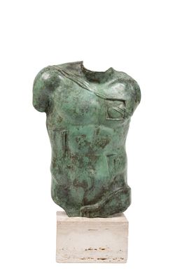 sculpture représentant un torse masculin sur un socle en bois