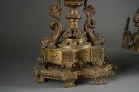GARNITURE en bronze composée d'une pendule et d'une paire de… (photo 4)