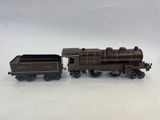 un petit train posé sur une surface blanche