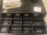 une image représentant une caisse enregistreuse contenant beaucoup d'argent liquide
