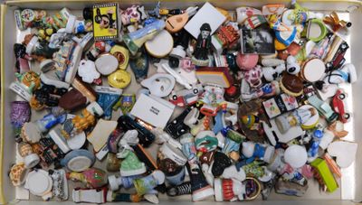une boîte remplie d'objets assortis posée sur une table