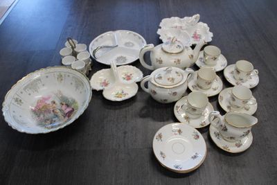 Lot de vaisselle dépareillée en porcelaine MEHUN, fleurs et …