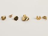 un lot de quatre boucles d'oreilles en or ornées de cœurs et de fleurs