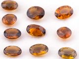 un gros plan sur un assortiment de pierres précieuses de différentes couleurs