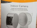 La boîte de la caméra d'intérieur Sony est posée par terre.