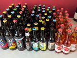 plusieurs bouteilles de bière posées sur une table