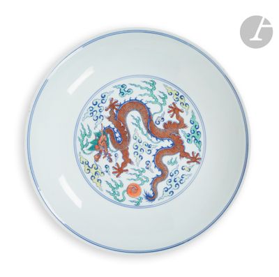 une image représentant une assiette ornée d'un motif de dragon