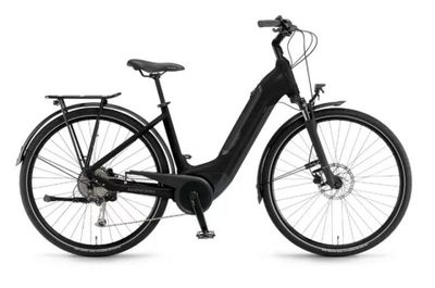gros plan d'un vélo électrique noir sur fond blanc