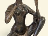 statue en bronze représentant une femme assise à genoux, la main posée sur le menton