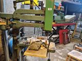 une machine posée sur une table dans une pièce