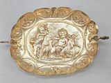 assiette en or représentant un homme et une femme à cheval