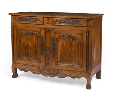 BUFFET bas en merisier mouluré et sculpté à décor de feuilla…