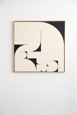 un tableau abstrait accroché au mur d'une pièce blanche