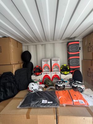 de nombreux cartons et casques à l'arrière d'un camion de déménagement