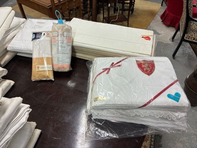 Lot de 14 draps et deux draps housse neufs