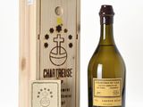 une image d'une bouteille de vin à côté d'une caisse en bois