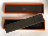 une boîte orange et noire contenant une montre