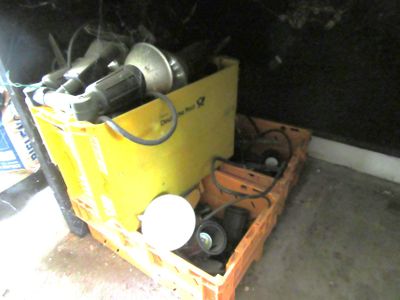 une boîte jaune contenant quelques outils