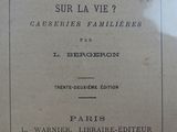 un vieux livre dont la couverture est ornée d'une image de cheval
