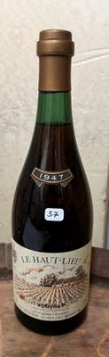une bouteille de vin posée sur une table
