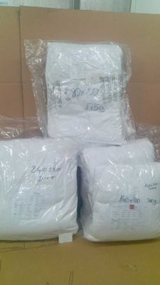 plusieurs rouleaux de papier toilette sont empilés les uns sur les autres
