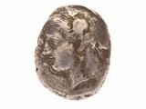 une vieille pièce d'argent avec un visage de femme dessus