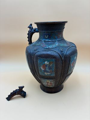 JAPON, époque Meiji, vase en bronze et émaux cloisonnés.