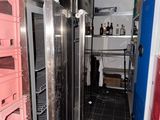 une photo d'une cuisine avec un réfrigérateur et un congélateur