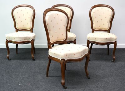 Trois chaises à assise rembourrée se trouvent dans une pièce