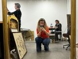 une femme se prenant en photo dans un miroir