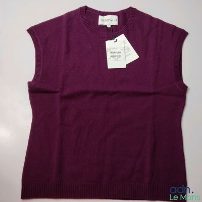 un gros plan sur un pull violet muni d'une étiquette