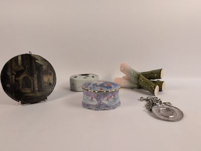 trois objets différents posés sur une surface blanche