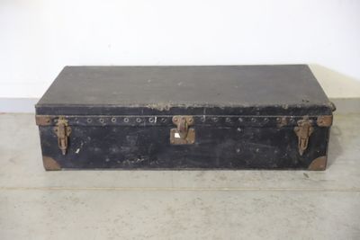 une valise noire posée par terre dans une pièce