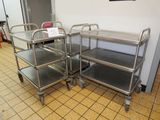 deux chariots en acier inoxydable dans une cuisine au sol carrelé